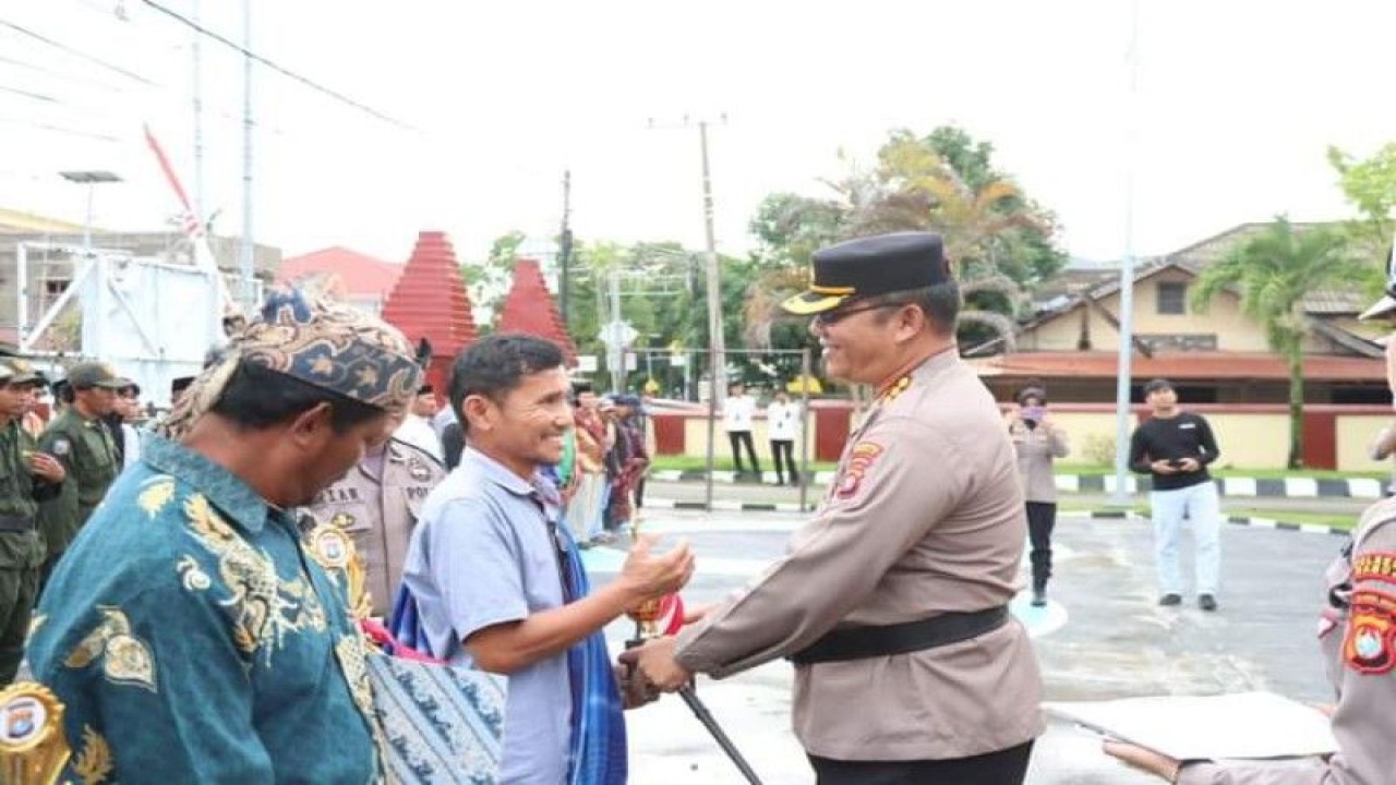 Kapolresta Mamuju Kombes Polisi Iskandar, di Mamuju, Selasa mengatakan, polres Mamuju telah melakukan apel satuan keamanan lingkungan (Satkamling) melibatkan 150 petugas mewujudkan pemilu aman dan damai di Mamuju, Selasa (27/6/2023) ANTARA Foto/ M Faisal Hanapi
