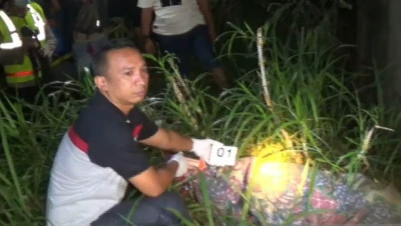 Petugas Polres Ngawi melakukan olah tempat kejadian perkara di lokasi penemuan mayat terbungkus karpet di Dusun Kedungprahu, Desa Widodaren, Kecamatan Widodaren, Kabupaten Ngawi, Jawa Timur, Kamis (29/6/2023). (ANTARA/Louis Rika)