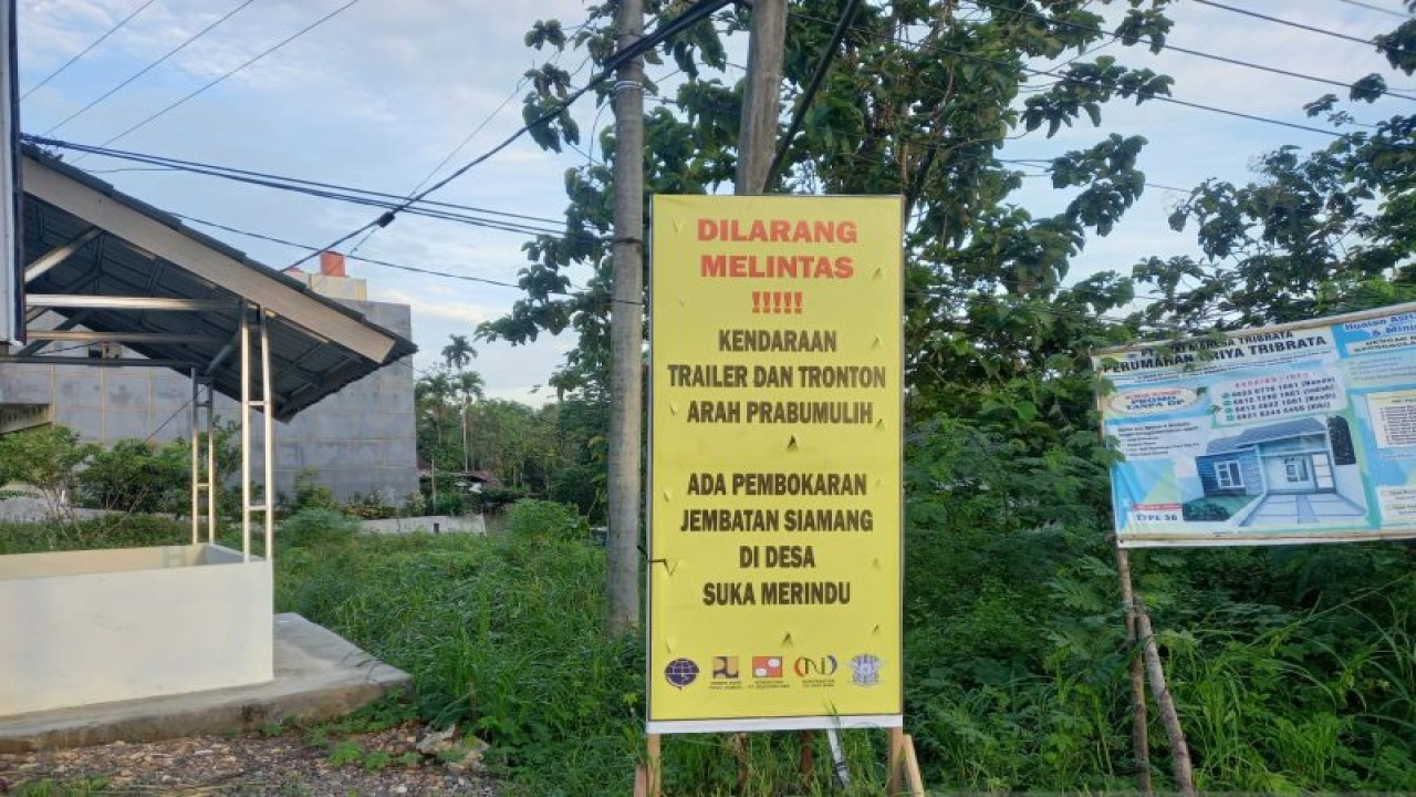 Polres OKU memasang pengumuman di akses masuk jalan cor beton Batu Kuning, Senin. (ANTARA/Edo Purmana/23)