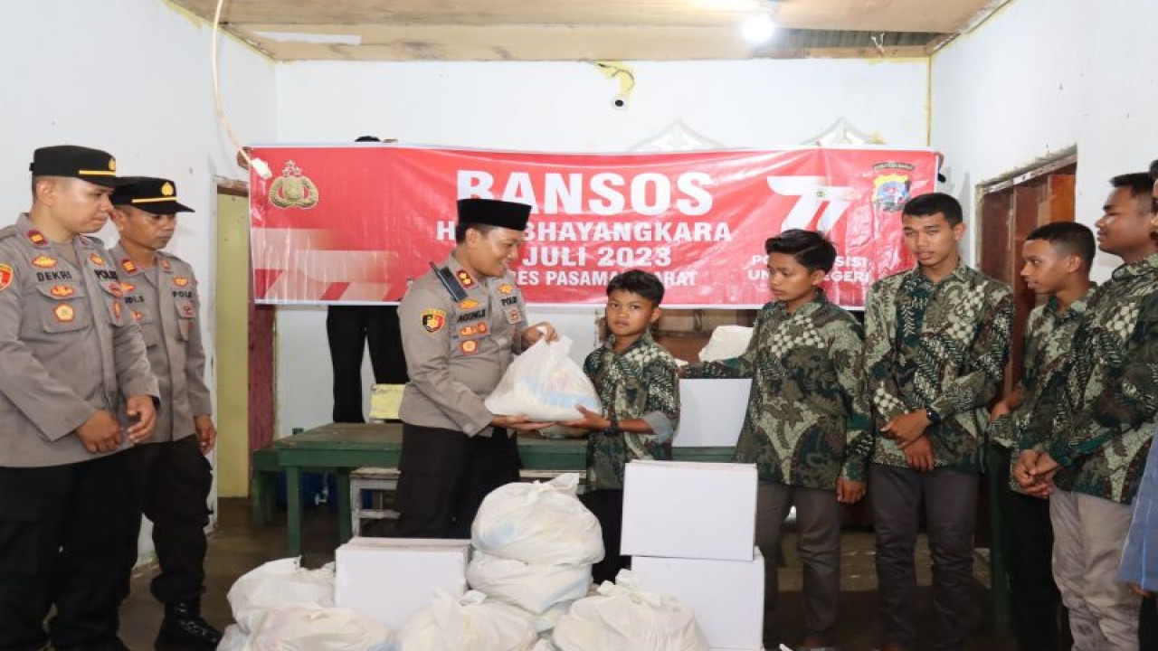 Kepala Polres Pasaman Barat AKBP Agung Basuki menyerahkan bantuan kepada anak Pantai Asuhan Aisyiyah Sungai Jernih, Kecamatan Talamau. ANTARA
