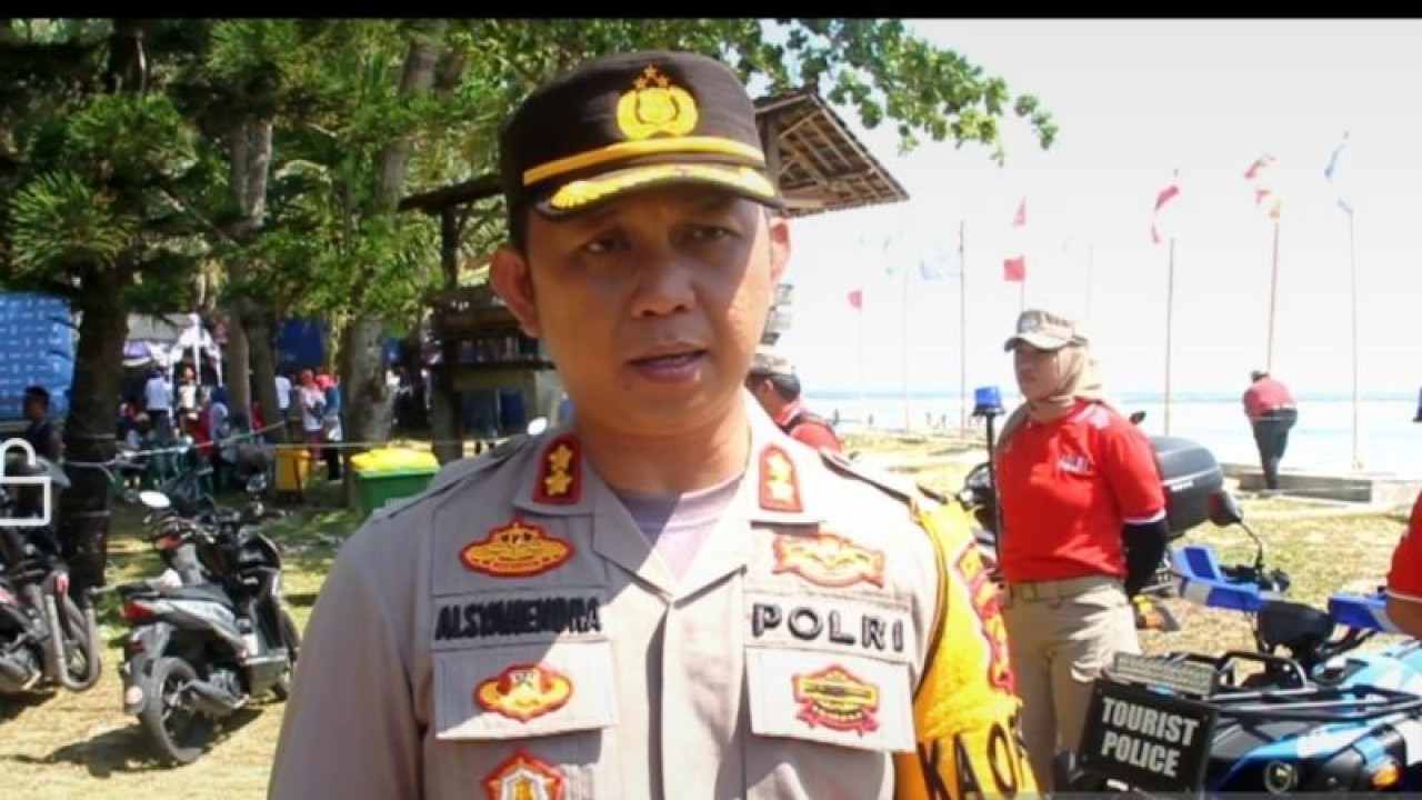 Kapolres Pesisir Barat, AKBP Alsyahendra saat diwawancarai di kejuaraan internasional surfing Krui pro. (ANTARA/Riadi Gunawan)