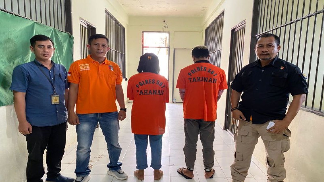 Dua tersangka kasus tindak pidana perdagangan orang, di Polres SBT, Kamis. (ANTARA/HO-Polres SBT)