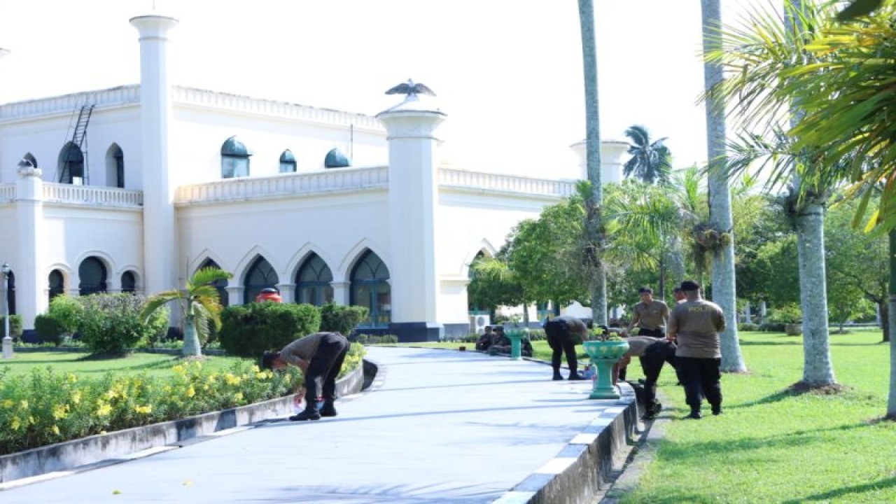 Personil Polres Siak dan TNI melakukan revitalisasi berupa cat ulang dan pembersihan situs budaya di Kabupaten Siak. (ANTARA/HO-Polres Siak)