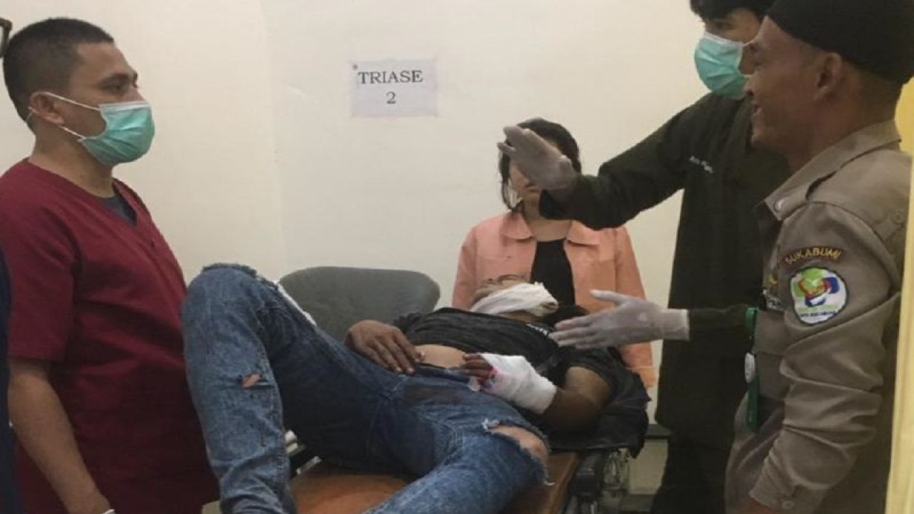 M Fajar Sidik (26) warga Kampung Tegallaya, Kelurahan Cipanengah, Kecamatan Lembursitu, Kota Sukabumi, Jabar saat menerima penanganan medis RSUD Al-Mulk Kota Sukabumi usai dibacok oleh sejumlah anggota geng motor pada Sabtu, (24/6) dini hari.