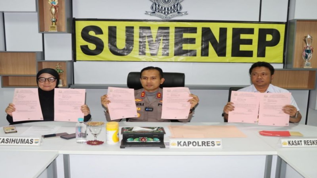 Polres Sumenep merilis hasil penyidikan dugaan kasus tindak pidana korupsi pembangunan gedung dinkes tahun 2014 di Sumenep. (ANTARA/HO-Polres Sumenep)