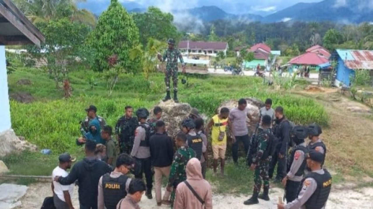 Aparat keamanan dari Polri dan TNI menangkap anggota KNPB Sektor Tambrauw saat mendeklarasikan dan melantik pengurus KNPB di Distrik Bamusbama, Jumat (9/6/2023). ANTARA/Yuvensius Lasa Banafanu