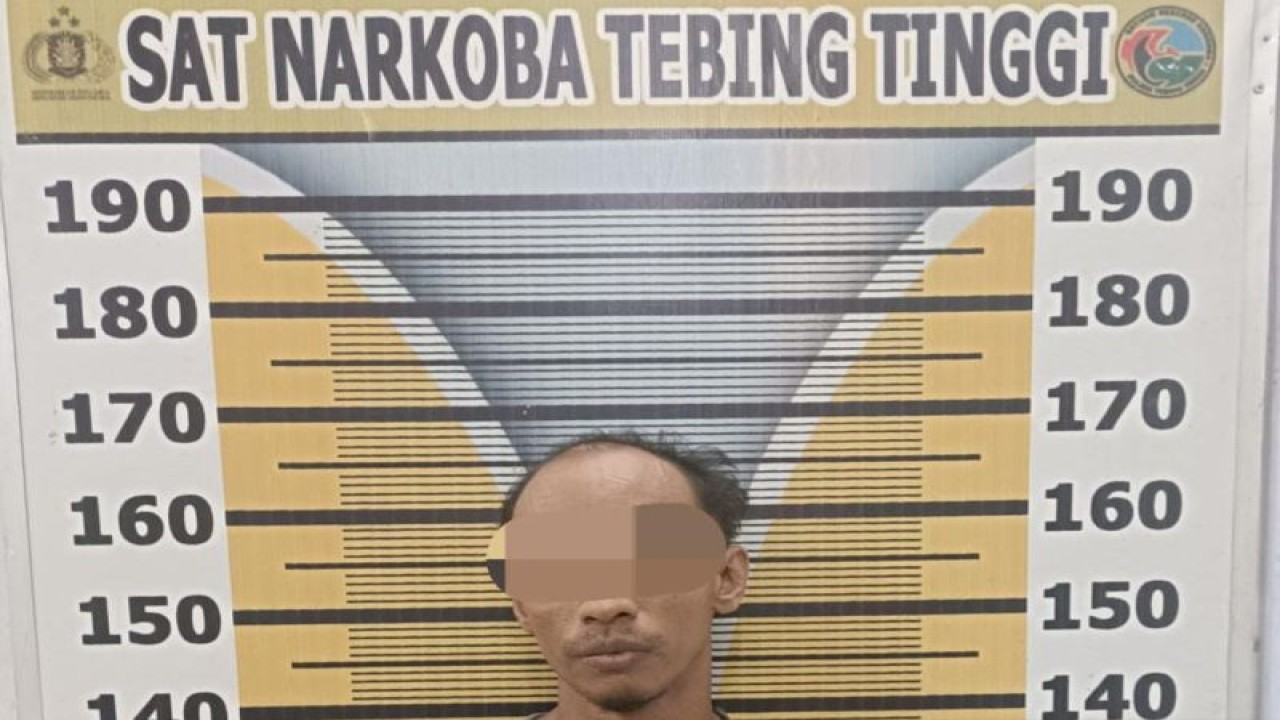 Seorang warga, AMK (39) memiliki narkotika jenis sabu ditahan di Polres Tebing Tinggi. (ANTARA/HO-Humas Polres Tebing Tinggi).