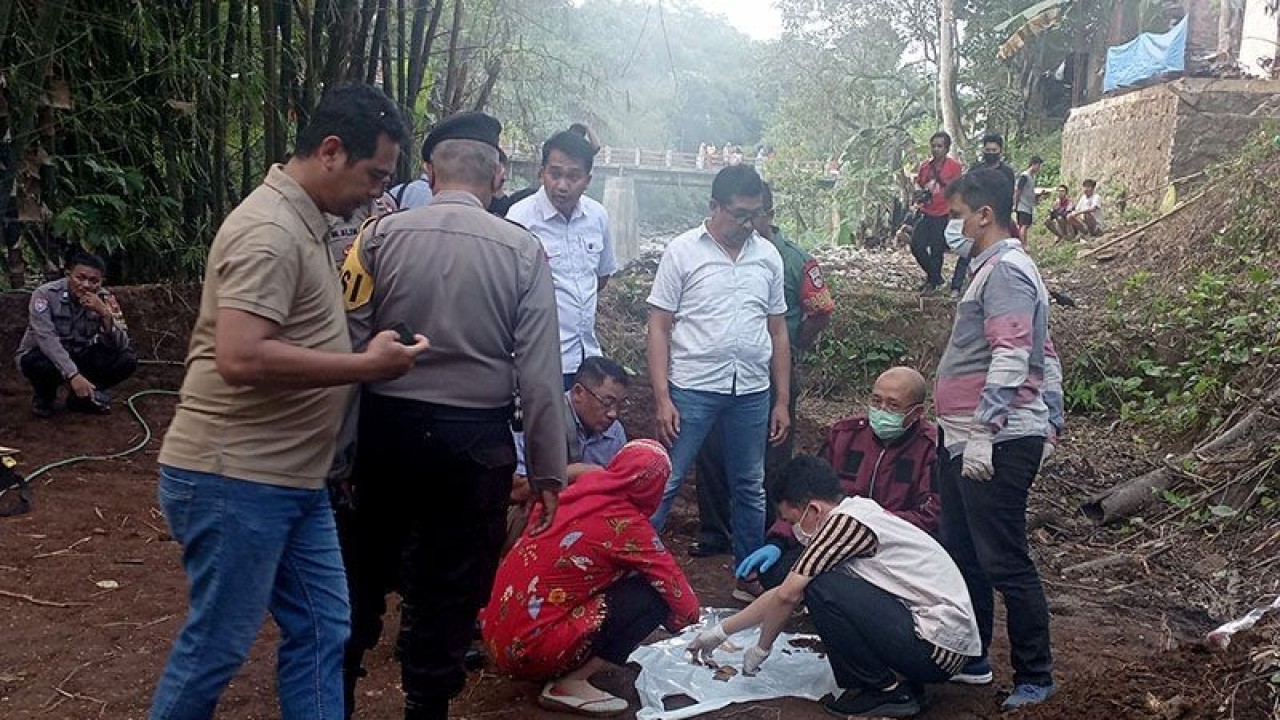 Petugas Polsek Purwokerto Selatan bersama Tim Inafis Satreskrim Polresta Banyumas dan Puskesmas Purwokerto Selatan memilah benda diduga tulang manusia yang ditemukan warga saat meratakan lahan bekas kolam di Kelurahan Tanjung RT 01 RW 04, Kecamatan Purwokerto Selatan, Kabupaten Banyumas, Kamis (15/6/2023) sore. ANTARA/Sumarwoto