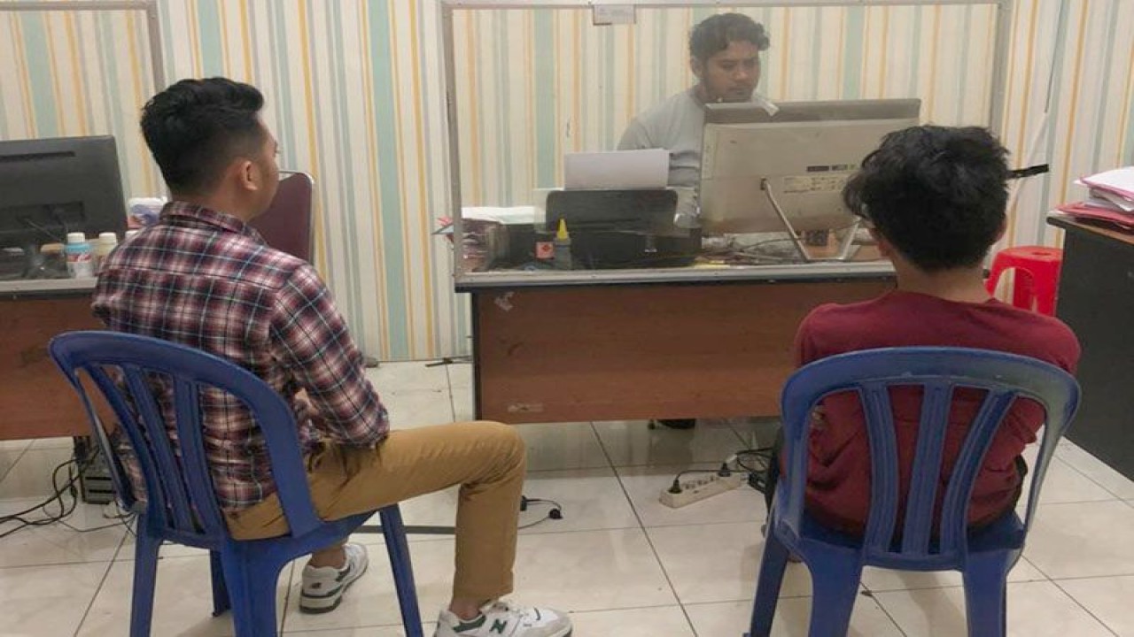 Seorang anak berusia 16 tahun, SR (kanan) menjalani pemeriksaan di Unit PPA Satreskrim Polresta Banyumas karena membakar rumah nenek angkatnya, warga Grumbul Cirangkong, Desa Kedungurang, Kecamatan Gumelar, Kabupaten Banyumas, Jumat (16/6/2023). ANTARA/HO-Polresta Banyumas