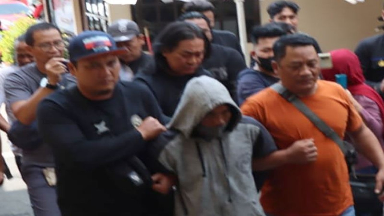 Pelaku berinisial R dibawa petugas ke Kantor Satreskrim Polresta Banyumas di Purwokerto, Kabupaten Banyumas, Senin (26/6/2023), karena diduga membunuh dan mengubur bayi hasil hubungan sedarah dengan anak kandungnya. (ANTARA/HO-Polresta Banyumas).
