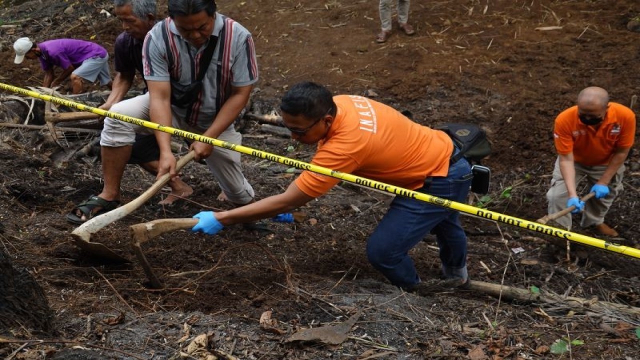 Polisi melakukan proses olah TKP di lokasi penemuan empat kerangka bayi di Purwokerto, Banyumas, Jawa Tengah, Kamis (22/6/2023). ANTARA FOTO/Idhad Zakaria/rwa.