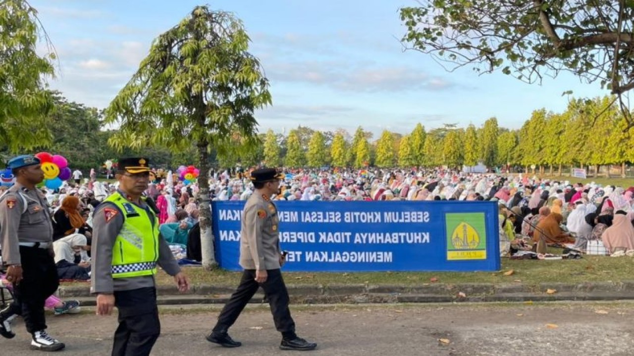 Kepala Kepolisian Resor Kota Denpasar Komisaris Besar Polisi Bambang Yugo Pamungkas (depan) berjalan di samping jemaah yang melaksanakan Sholat Idul Adha 1444 hijriah di Lapangan Niti Mandala Renon, Denpasar, Bali, Rabu (28/6/2023). ANTARA/HO-Humas Polresta Denpasar