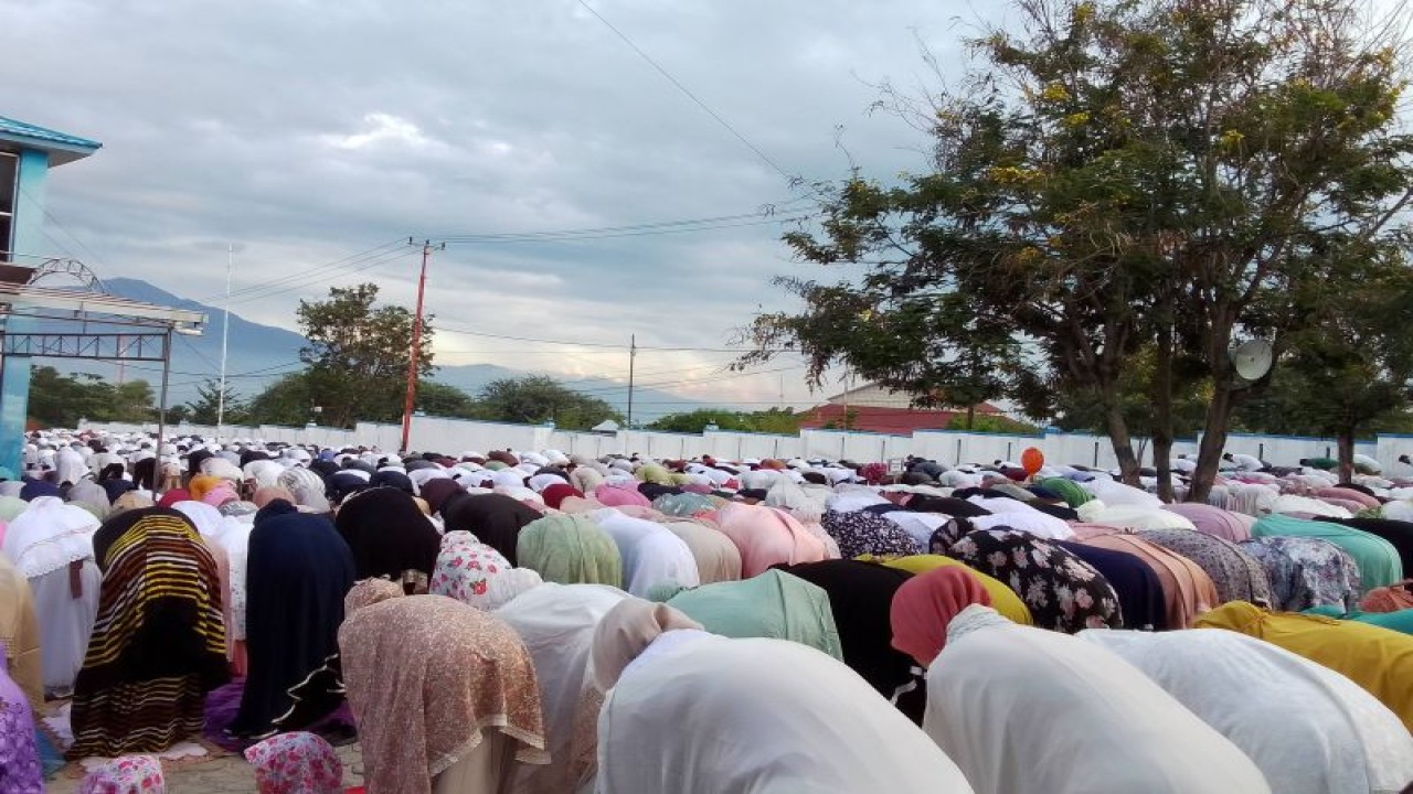 Warga melaksanakan Shalat Idul Adha 1444 Hijriah di halaman Gedung Rektorat Kampus Muhammadiyah, Kota Palu, Sulawesi Tengah, Selasa (28/6/2023). (ANTARA/Nur Amalia Amir)
