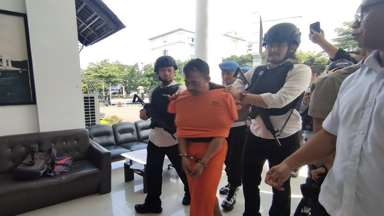 Aparat Polrestabes Bandung membekuk AN (51), pelaku pembunuhan perempuan yang jenazahnya dibangkus dalam plastik, Ema Purnama (42), di Kota Bandung, Jawa Barat, Senin (12/6/2023). ANTARA/Bagus Ahmad Rizaldi.