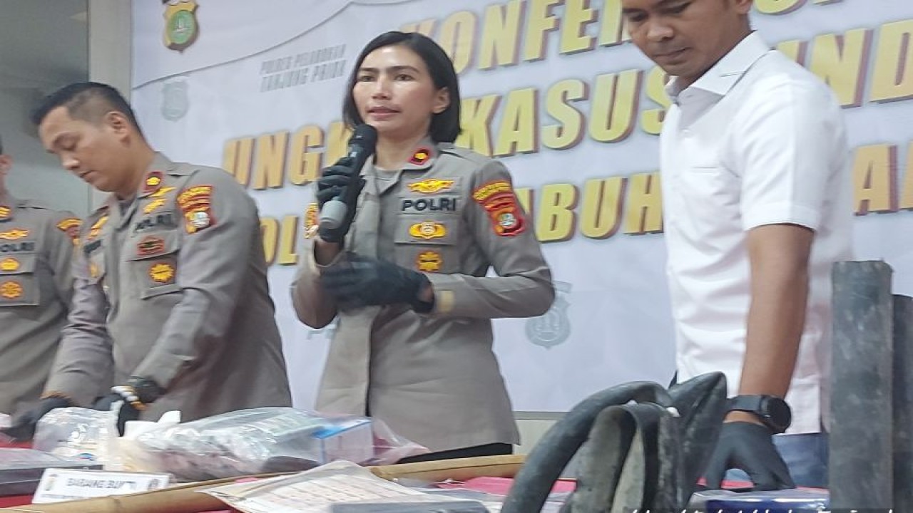 Wakil Kepala Polres (Wakapolres) Pelabuhan Tanjung Priok Kompol Yunita Natalia Rungkat (tengah) di Jakarta Utara, Senin (12/6/2023). ANTARA/Abdu Faisal