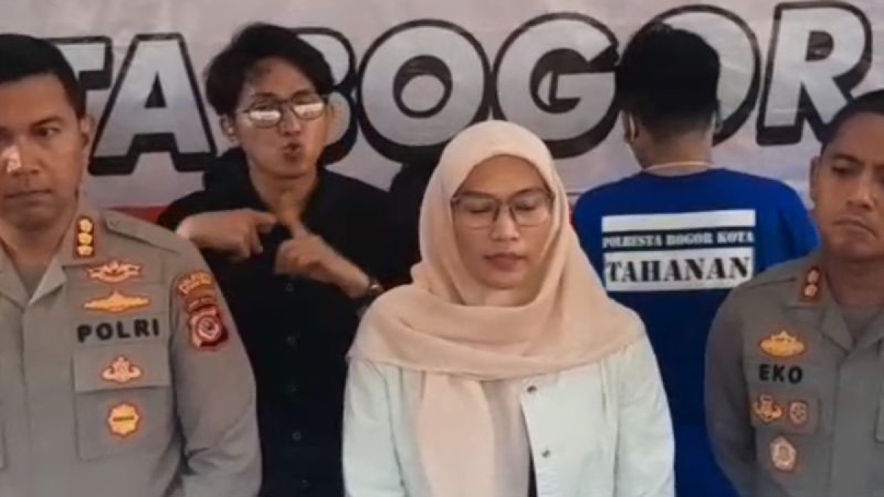 Ketua KPAID Kota Bogor Dede Siti Aminah (kedua dari kiri) saat menghadiri ungkap kasus prostitusi anak perempuan di bawah umur di Mapolresta Bogor Kota, Senin (12/6/2023). (ANTARA/Linna Susanti)