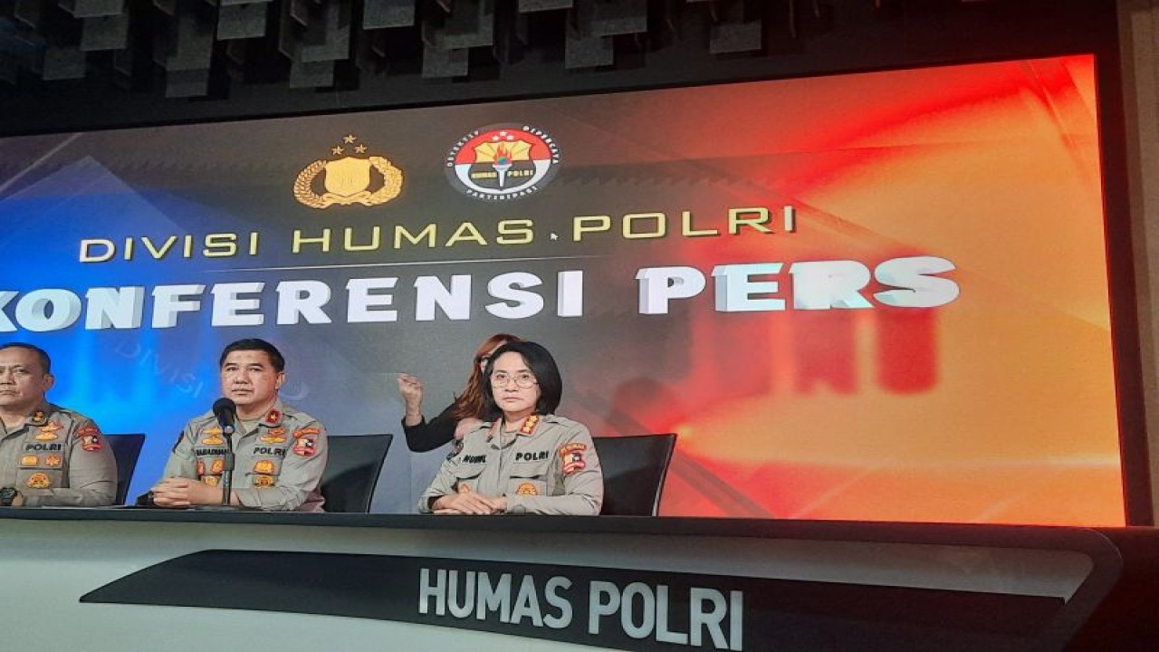 Karopenmas Divisi Humas Polri Brigjen Pol. Ahmad Ramadhan (tengah) saat memberikan keterangan pers kepada wartawan di Mabes Polri, Jakarta, Kamis (22/6/2023). (ANTARA/Laily Rahmawaty)