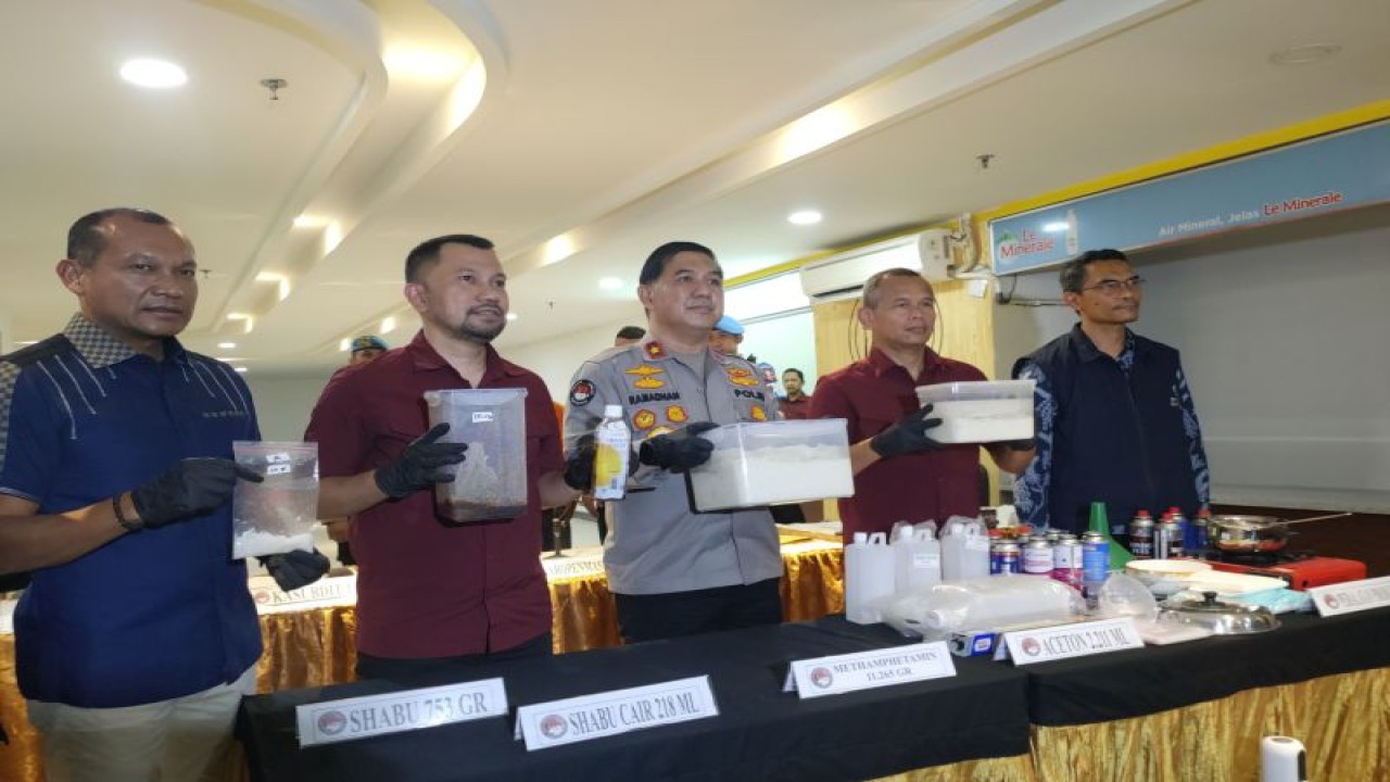 Wakil Direktur Tindak Pidana (Dittipid) Narkoba Bareskrim Polri Kombes Jayadi (kedua dari kanan) dan Kasubdit 1 Dittipid Narkoba Bareskrim Polri, Kombes Jean Calvijn Simanjuntak (kedua dari kiri) dalam pengungkapan pabrik narkoba rumahan di sebuah apartemen di kawasan Cengkareng, Jakarta Barat, Jumat (23/6/2023). ANTARA/Risky Syukur