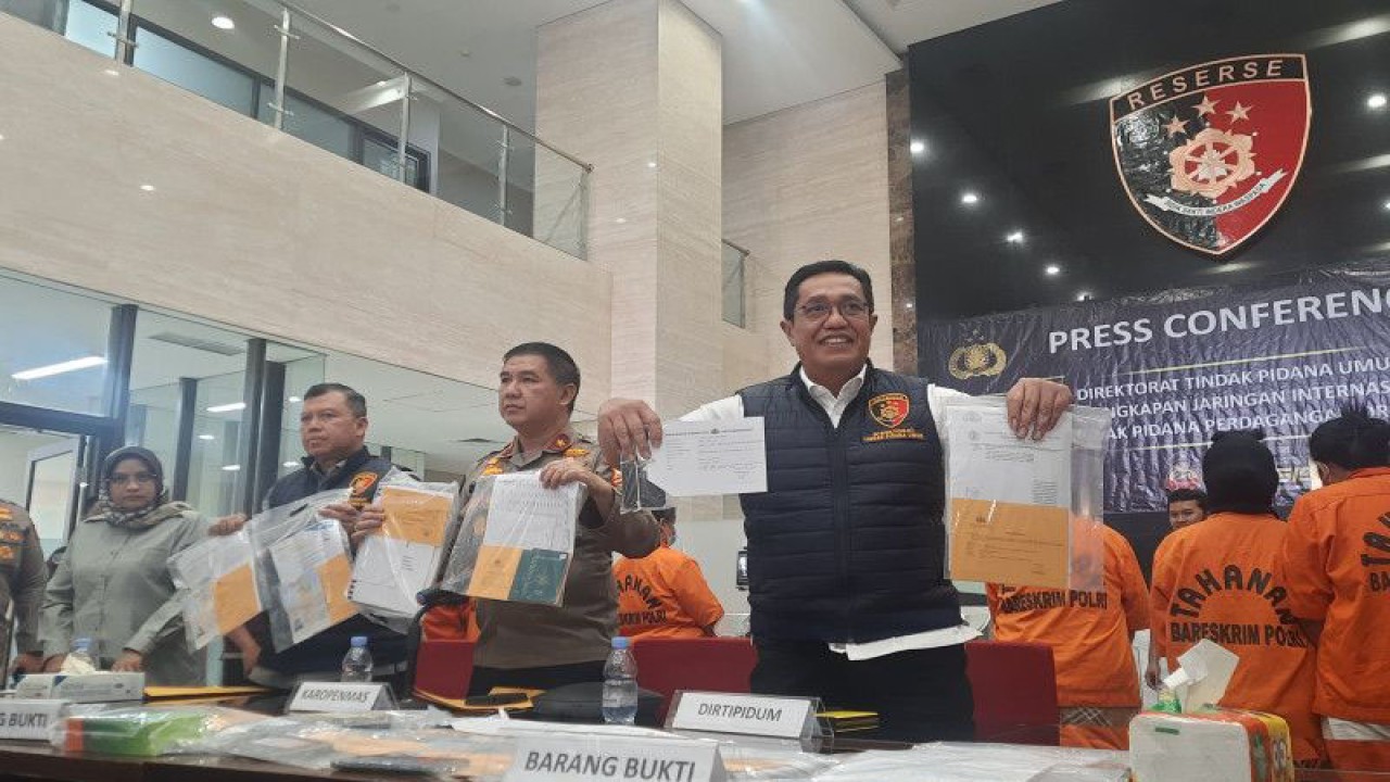 Direktur Tindak Pidana Umum (Dirtipidum) Bareskrim Polri Brigjen Pol. Djuhandhani Rahardjo Puro (kanan) saat konferensi pers di Gedung Bareskrim Polri, Jakarta, Selasa (27/6/2023). ANTARA/Narda Margaretha Sinambela