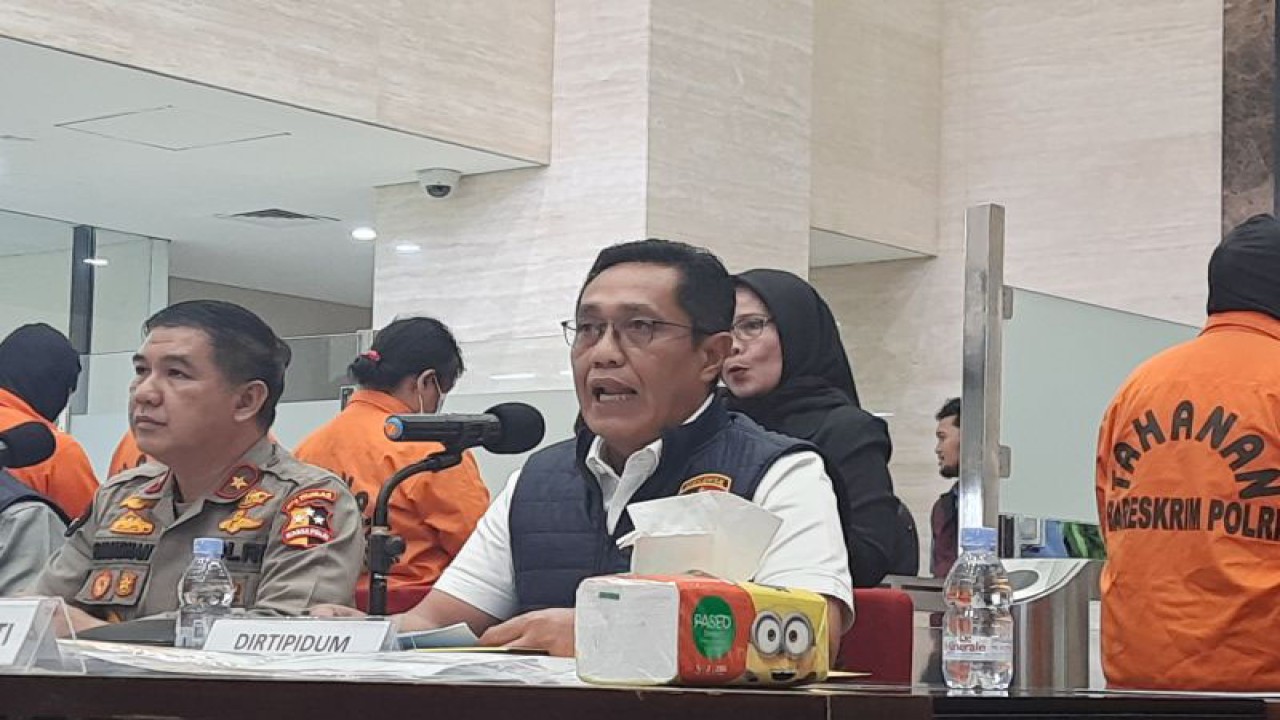 Direktur Tindak Pidana Umum (Dirtipidum) Bareskrim Polri Brigjen Pol. Djuhandhani Rahardjo Puro (kanan) saat konferensi pers di Gedung Bareskrim Polri, Jakarta, Selasa (27/6/2023). ANTARA/Narda Margaretha Sinambela