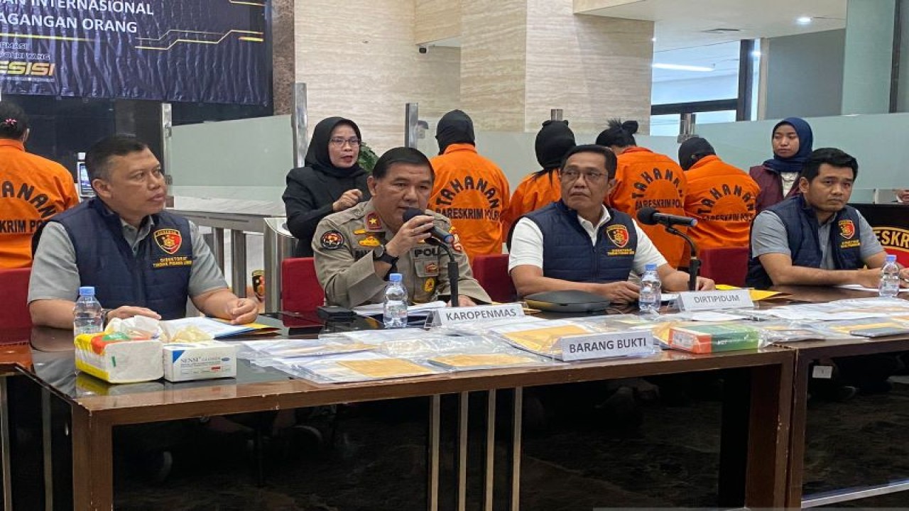 Direktur Tindak Pidana Umum (Dirtipidum) Bareskrim Polri Brigjen Pol. Djuhandhani Rahardjo Puro (kedua kanan) saat konferensi pers di Gedung Bareskrim Polri, Jakarta, Selasa (27/6/2023). ANTARA/Narda Margaretha Sinambela