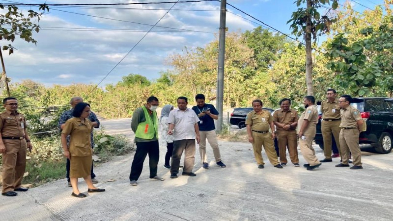 Tim Satgasus Pencegahan Korupsi Polri bersama Pemkab Kabupaten Ponorogo mengecek salah satu lokasi proyek peningkatan jalan mengguankan dana PEN di wilayah tersebut, Selasa (27/6/2023). (ANTARA/HO-Satgasus Pencegahan Korupsi Polri)