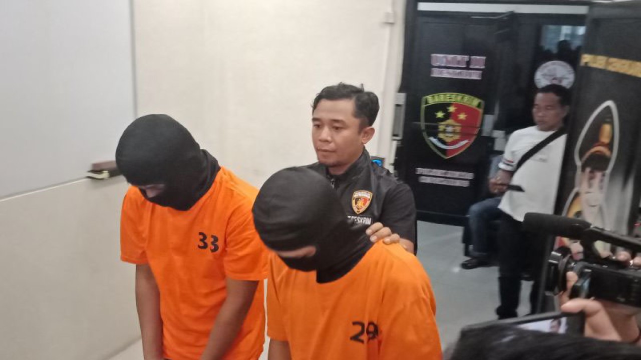 Dua pelaku pencurian motor di Cengkareng, Jakarta Barat ditahan di Polsek Cengkareng, Selasa (13/6/2023). ANTARA/Risky Syukur