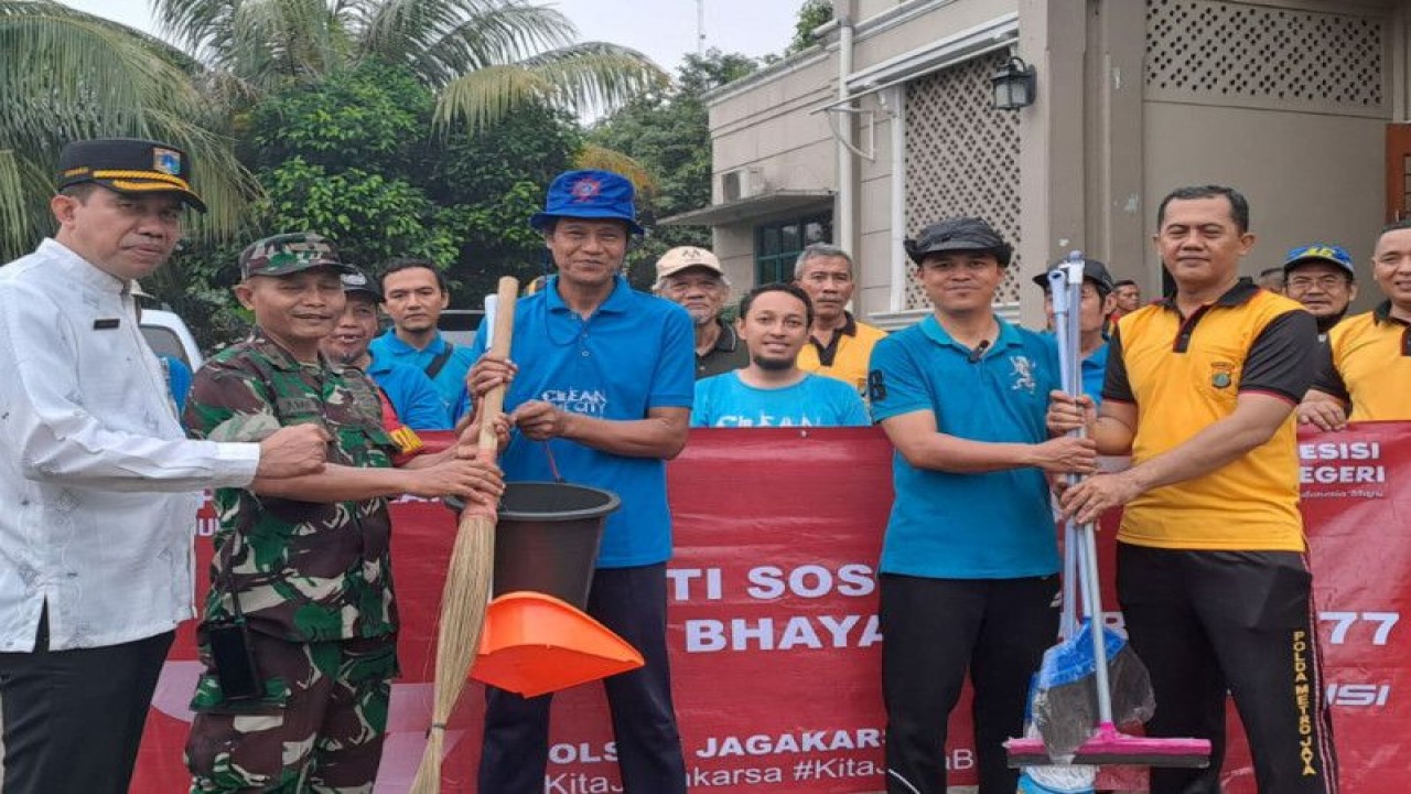 Sejumlah warga menerima bantuan alat kebersihan dari Polsek Jagakarsa, Jakarta, Jumat (16/6/2023). ANTARA/HO-Polsek Jagakarsa