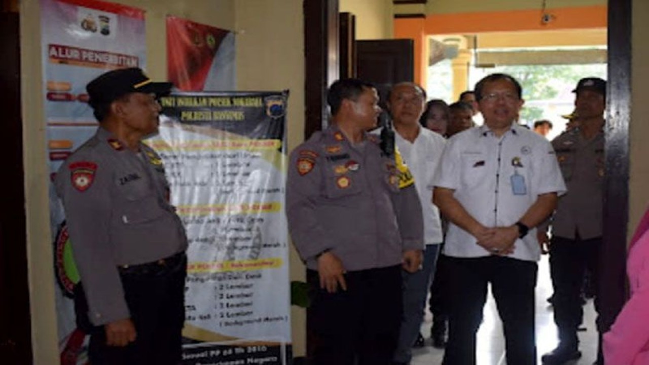 Kapolsek Sokaraja AKP Soetrisno (tengah) menerima kunjungan Komisioner Kompolnas RI Albertus Wahyurudhanto (kanan) di Mapolsek Sokaraja, Kabupaten Banyumas, Jumat (9/6/2023), untuk melakukan pengecekan data administrasi dengan fakta di lapangan dalam rangka Kompolnas Award 2023. ANTARA/HO-Polsek Sokaraja