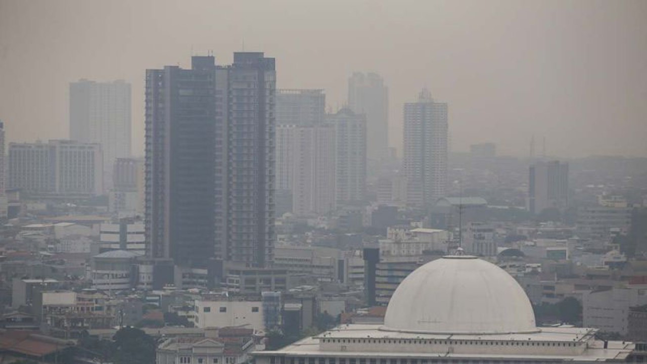 Suasana gedung bertingkat yang terlihat samar karena polusi udara di Jakarta, Selasa (6/6/2023). Berdasarkan situs IQAir, kualitas udara di Jakarta pada Selasa (6/6/2023) pukul 16.52 WIB berada di angka 151 atau menempati posisi ketiga dengan kualitas udara terburuk di dunia. ANTARA FOTO/Fauzan/nym