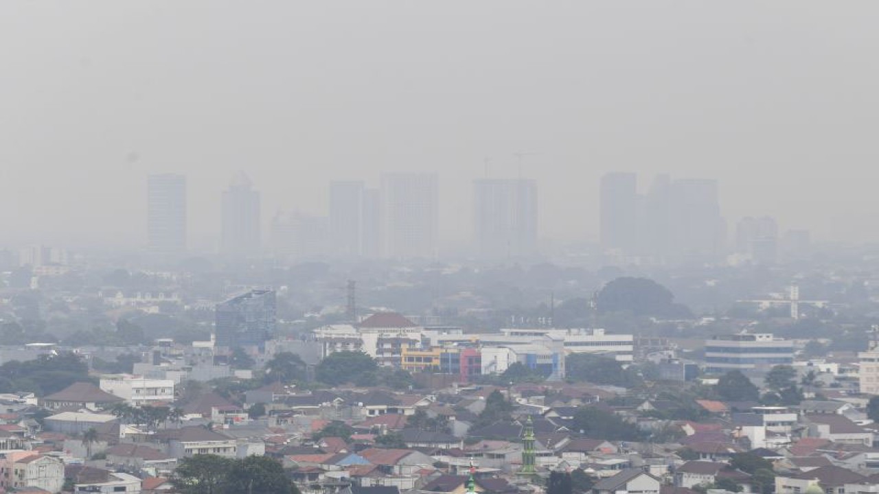 Pemandangan gedung bertingkat yang diselimuti asap polusi di Jakarta, Rabu (14/6/2023). ANTARA FOTO/Galih Pradipta/tom.