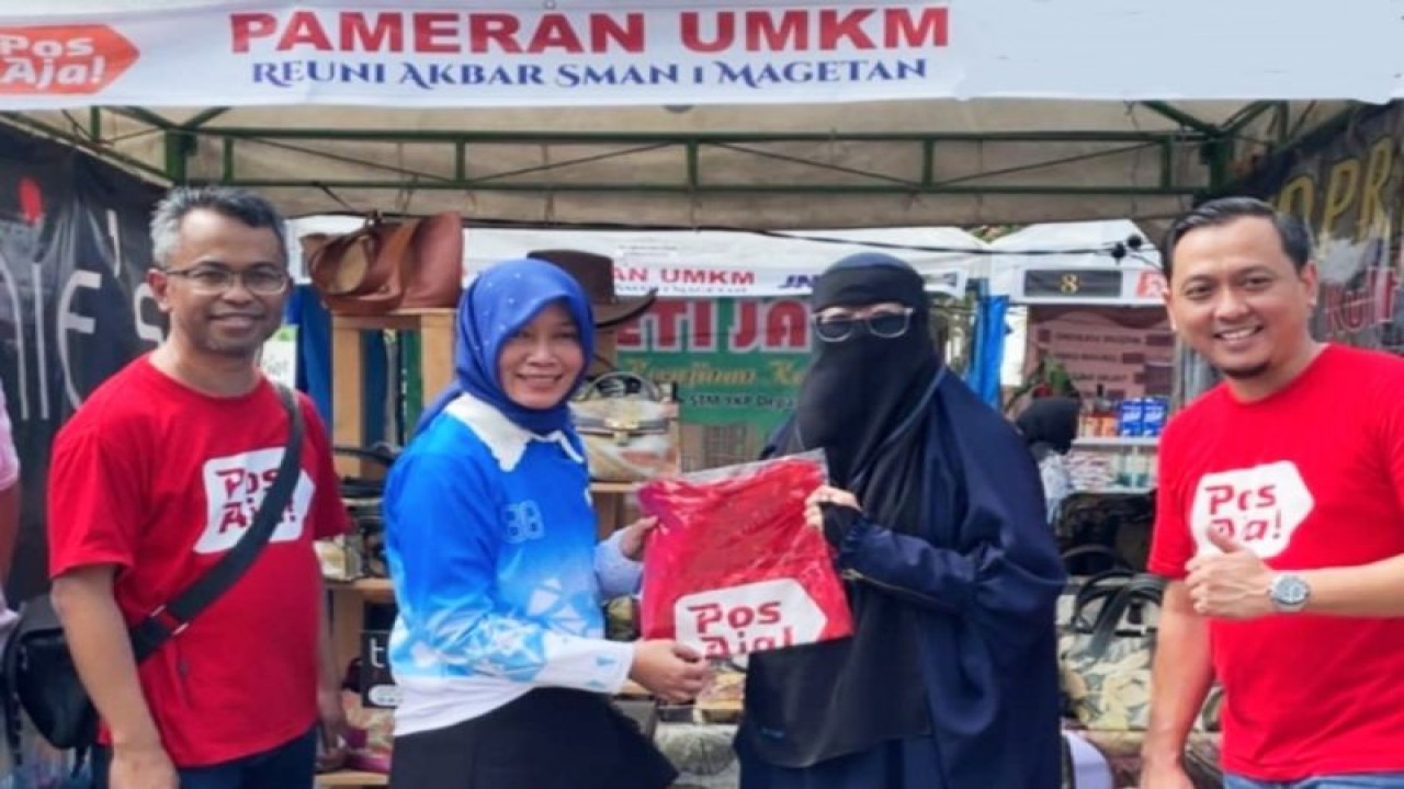 Direktur Bisnis Kurir dan Logistik Pos Indonesia Siti Choiriana (dua dari kiri) saat menghadiri acara Reuni Akbar SMA 1 Magetan, Jawa Timur. (ANTARA/HO-HO PT Pos Indonesia)