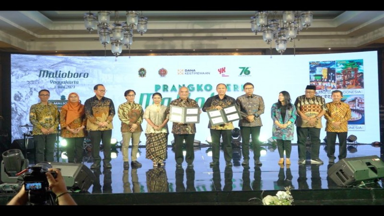 Peluncuran Prangko Seri Malioboro Untuk menyambut HUT Ke-76 Tahun Kota Yogyakarta, di Yogyakarta, Rabu (7/6/2023) (Antara/HO/Pos Indonesia)