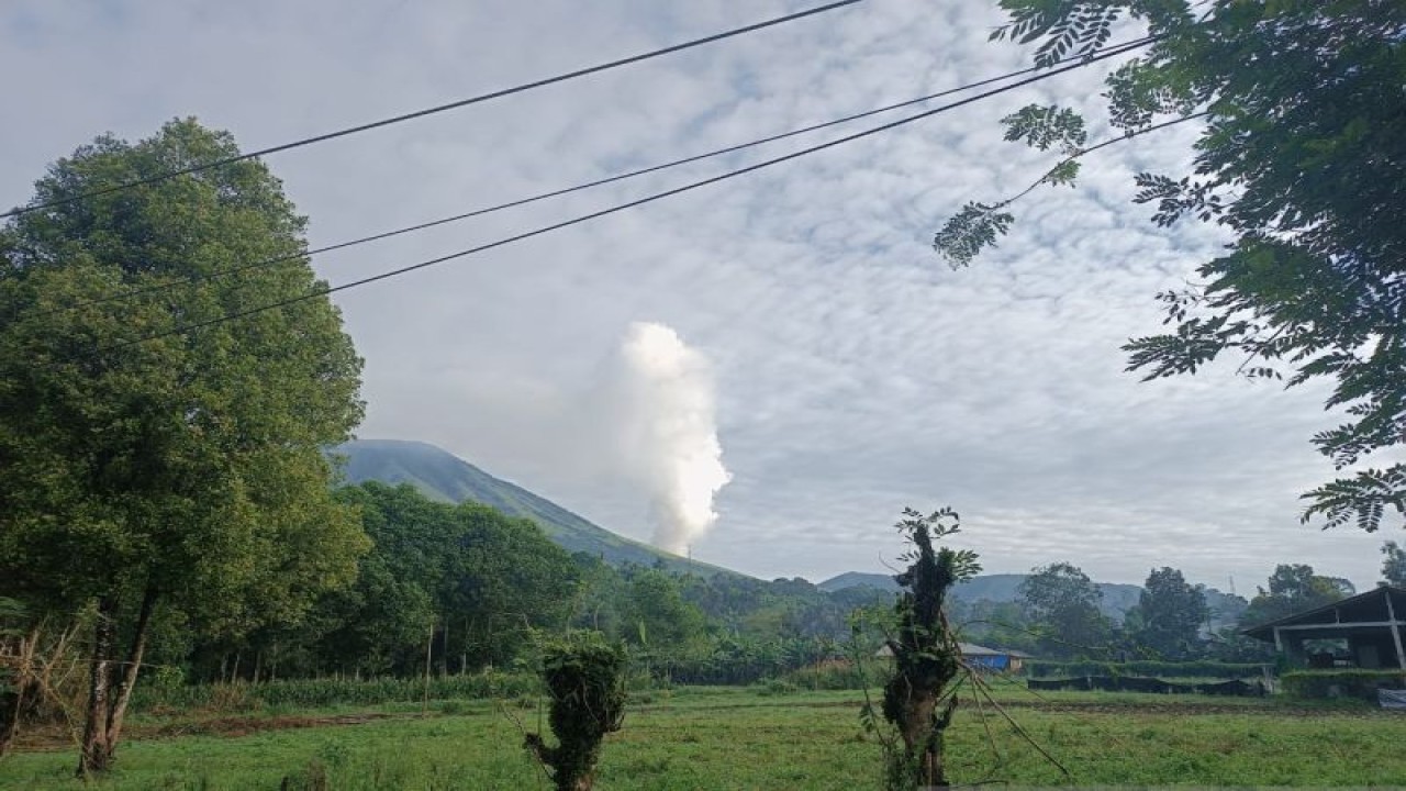 Asap putih tebal membubung tinggi melebihi badan Gunung Lokon yang ada di Kota Tomohon. Salah satu gunung api aktif di Sulut tersebut menunjukkan tanda peningkatan aktivitas sejak 13 Juni 2023 lalu. ANTARA/Karel A Polakitan (1)