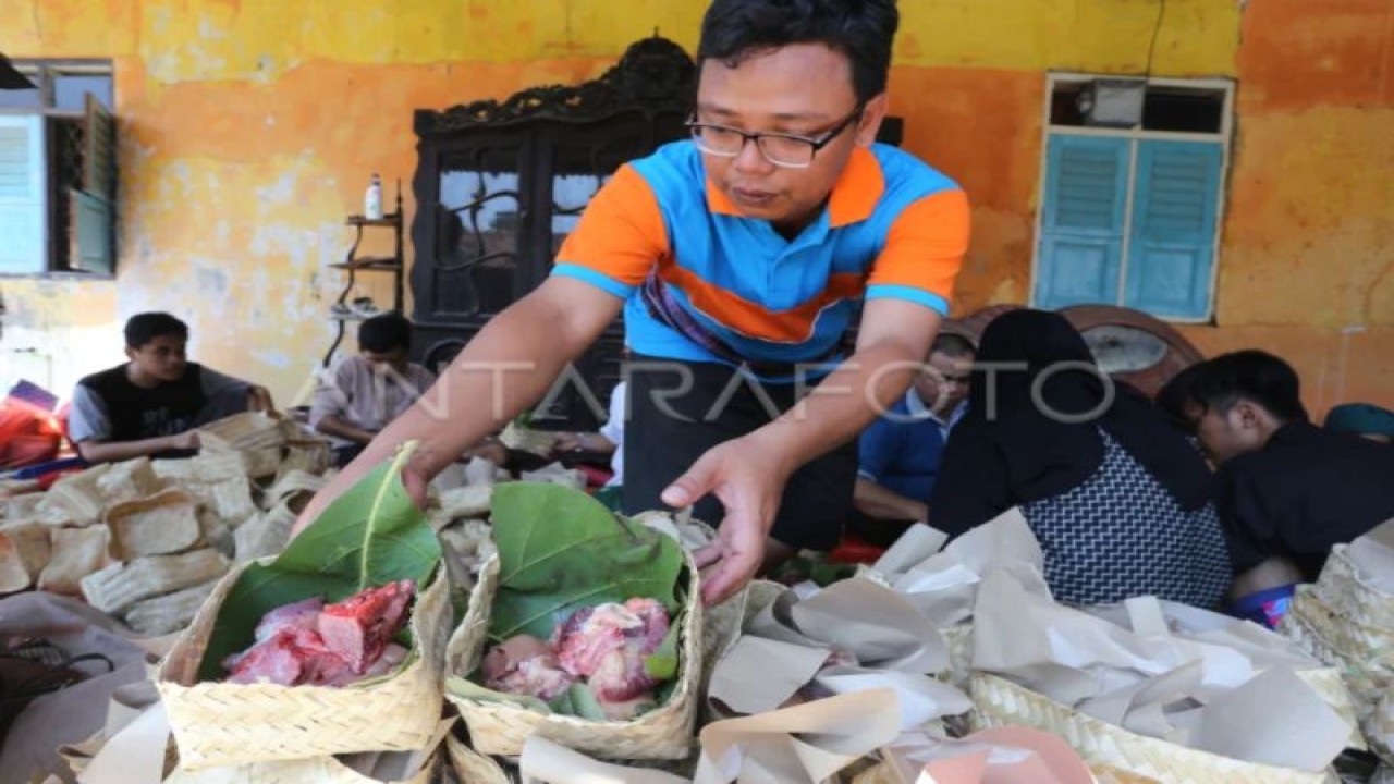 Ilustrasi - Warga mengemas daging kurban menggunakan wadah atau besek yang terbuat dari anyaman bambu di Singaraja, Indramayu, Jawa Barat, Minggu (10/7/2022). (ANTARA FOTO/Dedhez Anggara/tom.)