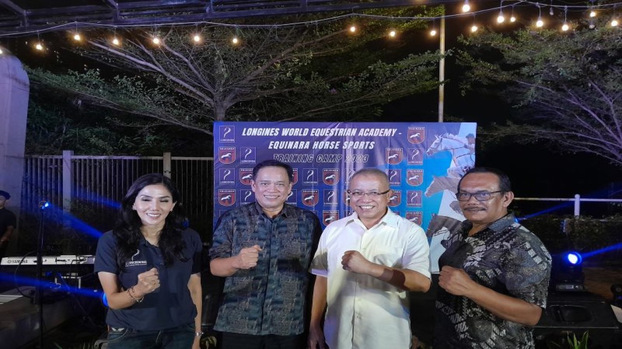 Dari kiri CEO Equinara Horse Sport Adinda Yuanita, Direktur pengembangan dan operasi PT Pulo Mas Jaya Tomi Fajar Santoso, Wakil Ketua Umum III PP PORDASI Bambang Hartawan, Ketua KONI DKI Jakarta Hidayat Humaid Equinara Academy usai menghadiri jumpa pers Longines World Equestrian Academy 2023 (LWEA) di Jakarta International Equistrian Park (JIEP), Pulomas, Jakarta, Kamis (16/6/2023). (ANTARA/FAJAR SATRIYO)
