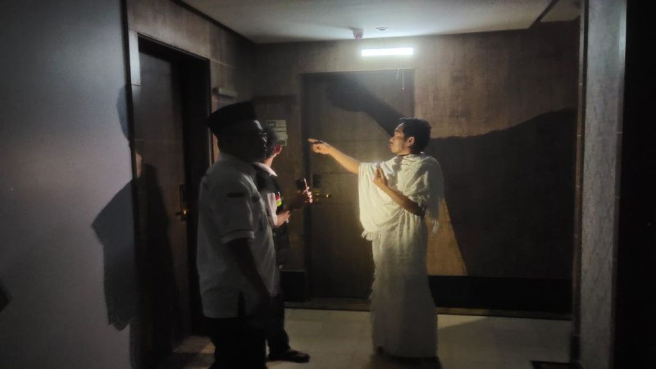 Petugas Penyelenggara Ibadah Haji (PPIH) Arab Saudi Daerah Kerja (Daker) Mekkah Senin (26/6) malam melakukan penyisiran hotel-hotel jamaah untuk memastikan seluruh peserta haji Indonesia yang tidak mengikuti safari wukuf sudah diberangkatkan ke Arafah. ANTARA/HO-MCH 2023