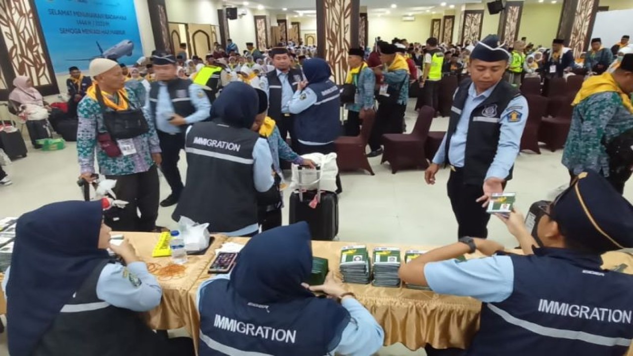 Suasana pelepasan JCH Kloter 16 asal Provinsi Maluku Utara dan Kabupaten Maros serta Makassar di Asrama Haji Sudiang Makasssar, Minggu (4/6/2023) malam. ANTARA/HO-Embarkasi Makassar