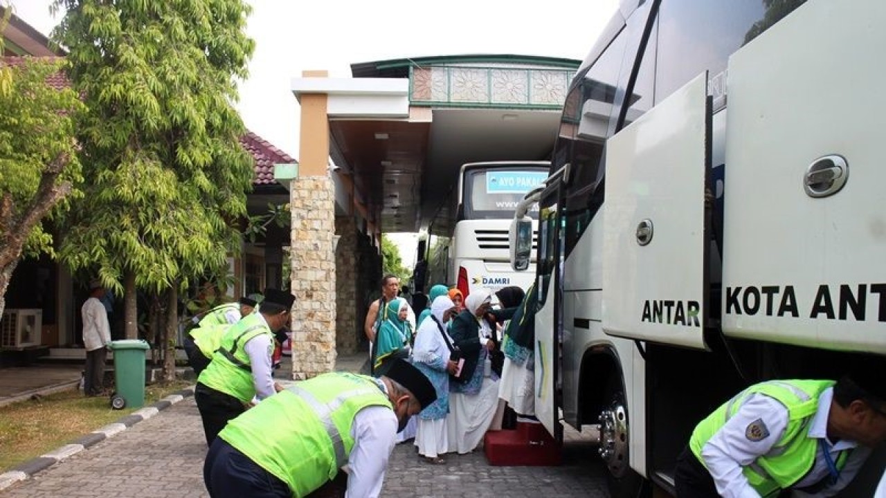 Sejumlah Satgas PPIH Embarkasi Solo saat membantu jamaah calha kloter 85 asal Japara dalam proses pemberangkatan ke Tanha Suci, di Asrama Haji Donohudan Boyolali, Senin (19/6/2023). ANTARA/Bambang Dwi Marwoto.