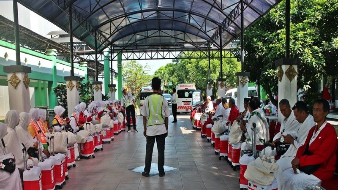 Sejumlah jamaah calon ahko asal Sukoharjo dan Bpoyolali tgergabung kloter 66 saat antrean pemeriksaan barang bawaan sebelum diberangkatkan ke Tanah Suci, di Asrama Haji Donihudan Boyolali, Selasa (13/6/2023). ANTARA/Bambang Dwi Marwoto.