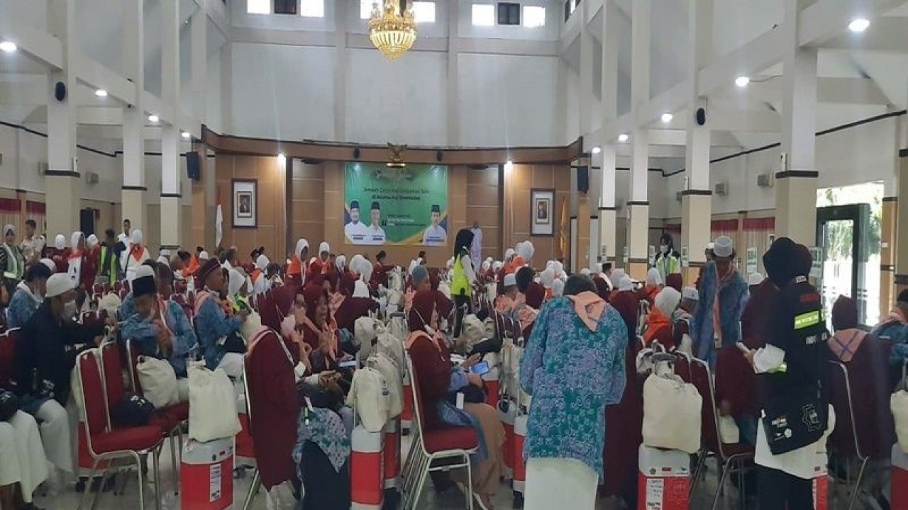 Ratusan calon haji asal Kabupaten Banyumas Embarkasi Solo dalam proses pemberangkatan di Gedung Muzdalifah Asrama Haji Donohudan Boyolali, Jumat (16/6/2023). ANTARA/Bambang Dwi Marwoto.
