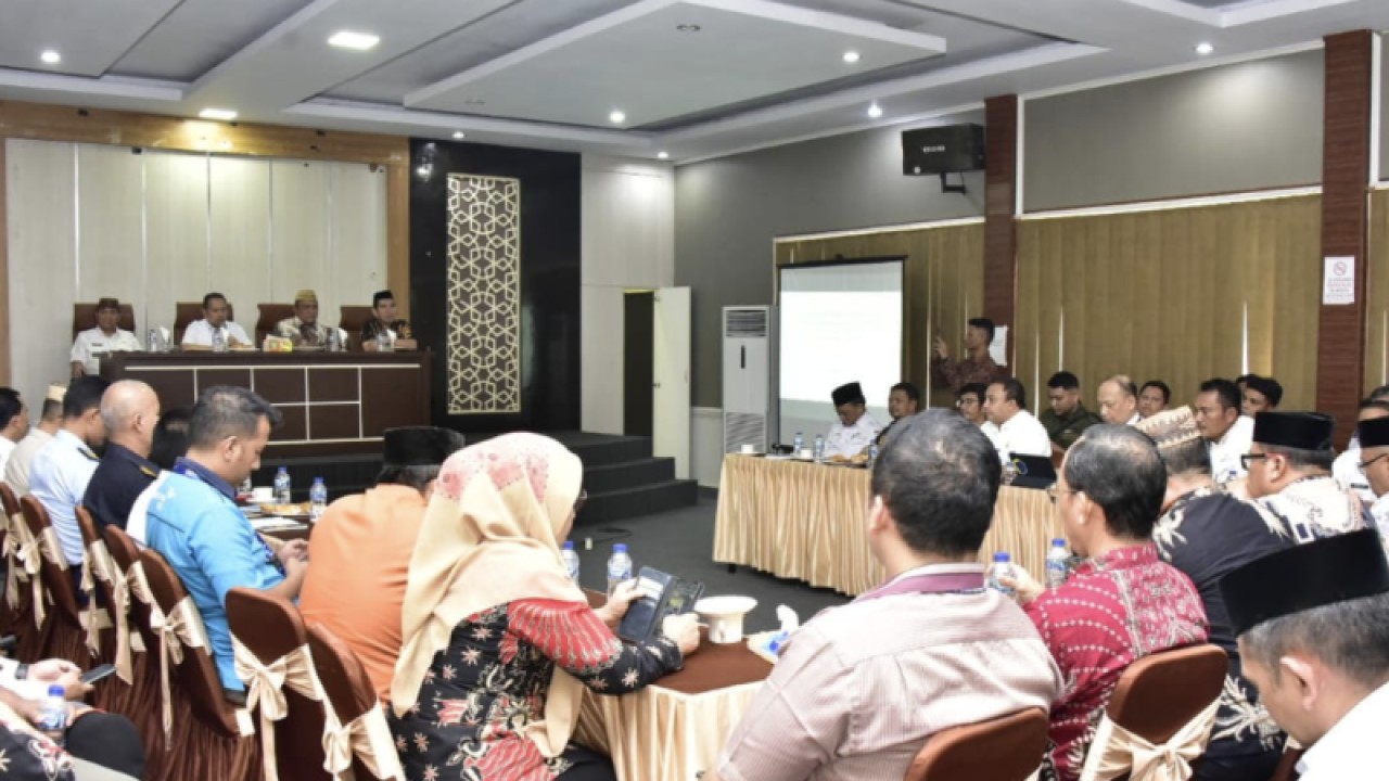Penjabat Gubernur Gorontalo Ismail Pakaya mengikuti rapat pengecekan terakhir keberangkatan haji, di Asrama Haji Gorontalo, Kota Gorontalo. ANTARA/HO-Diskominfotik