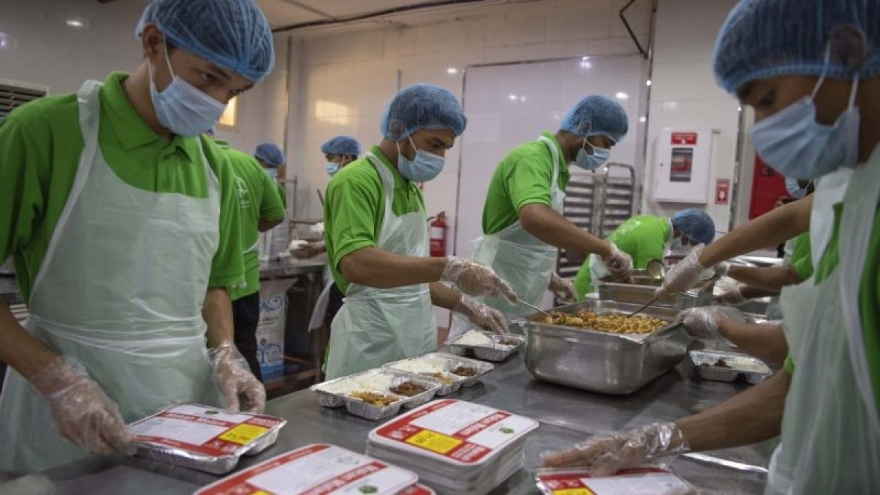Sejumlah pekerja mengepak makanan untuk didistribusikan kepada jamaah di Perusahaan Katering Ahla Zad Company di Mekkah, Arab Saudi, Minggu (4/6/2023). Sebanyak 54 perusahaan katering dikontrak untuk menyediakan konsumsi dengan menu khas nusantara bagi jamaah Indonesia yang melakukan ibadah haji di Mekkah. ANTARA FOTO/Wahyu Putro A