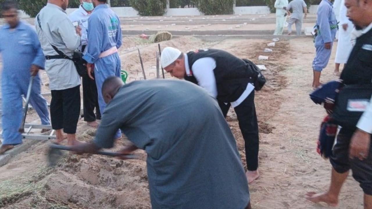Pemakaman Abdullah Ali (66), seorang jamaah haji asal Aceh yang meninggal dunia di Mekkah, Arab Saudi, Senin (19/6/2023). (ANTARA/HO-PPIH Embarkasi Aceh)