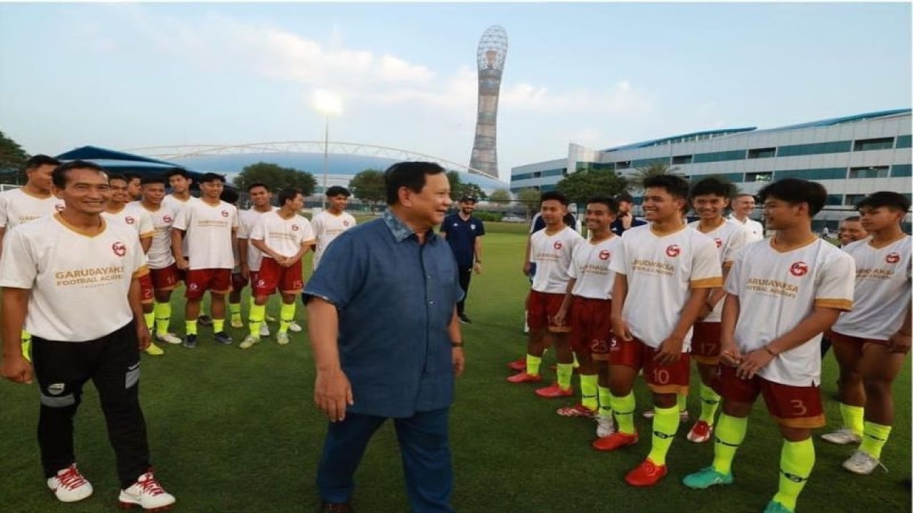 Penggagas akademi Garudayaksa dan Menteri Pertahanan Republik Indonesia (RI) Prabowo Subianto mengunjungi para pemain Garudayaksa-Persib di Aspire Academy, Qatar, Rabu, (31/5/2023). ANTARA/HO/Garudayaksa