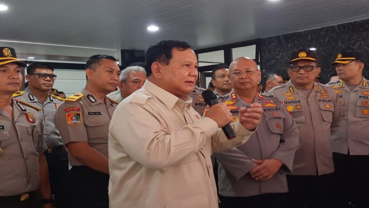 Menteri Pertahanan (Menhan) RI Prabowo Subianto menjawab pertanyaan pers di Sekolah Staf dan Pimpinan Lembaga Pendidikan dan Pelatihan (Sespim Lemdiklat) Polri, Bandung, Jawa Barat, Jumat (16/6/2023). (ANTARA/Fath Putra Mulya)