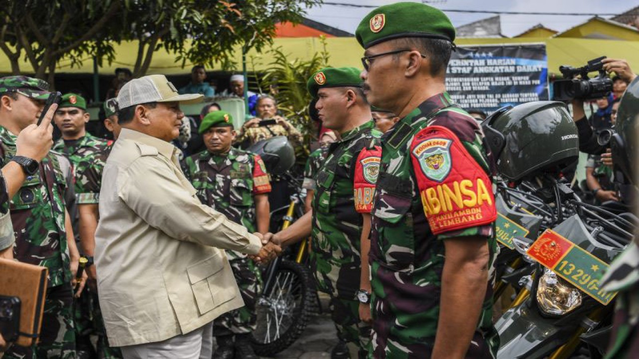 Menteri Pertahanan Prabowo Subianto menyalami Babinsa saat melakukan kunjungan kerja di Koramil 0912/Lembang, Kabupaten Bandung Barat, Jawa Barat, Jumat (16/6/2023). ANTARA FOTO/GALIH PRADIPTA.