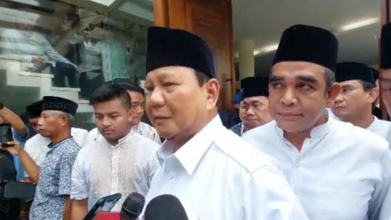 Ketua Umum Partai Gerindra Prabowo Subianto melayat ke rumah duka Desmond Mahesa di Ragunan, Jakarta Selatan, Sabtu (24/6/2023). ANTARA/Fianda Sjofjan Rassat