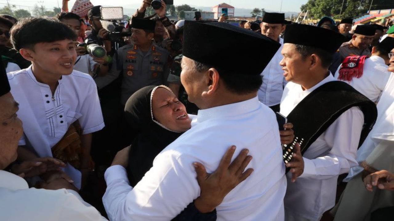 Menteri Pertahanan disambut antusias oleh warga saat melaksanakan Shalat Idul Adha 1444 Hijriah di Stadion Mandalamukti, Kota Cimahi, Jawa Barat, Kamis (29/6/2023). (ANTARA/Istimewa)