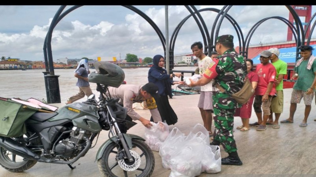 Prajurit Kodim Palembang aksi sosial di kawasan Sungai Musi. (ANTARA/HO/Yudi Abdullah/23)